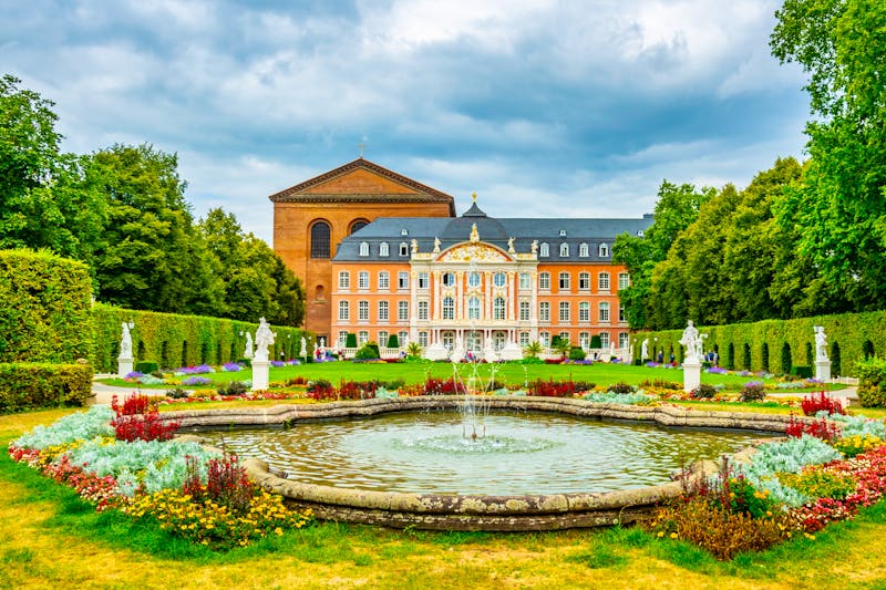 Kurfürstliches Palais und Konstantinbasilika - ©dudlajzov - stock.adobe.com