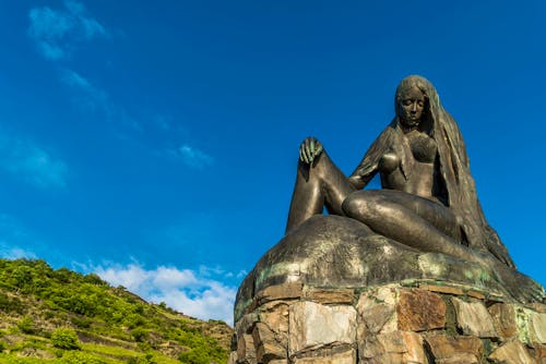Die Loreley hält am Rhein nach Schiffen Ausschau &ndash; &copy; Andy Ilmberger - stock.adobe.com
