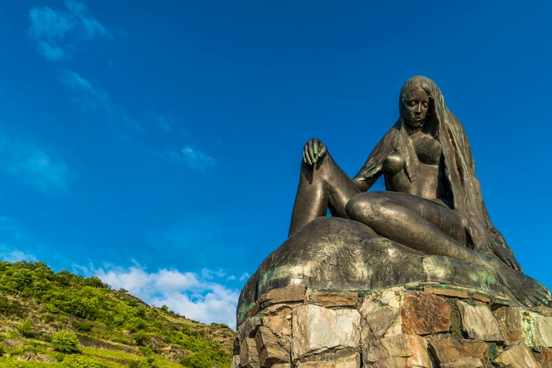 Die Loreley hält am Rhein nach Schiffen Ausschau - ©Andy Ilmberger - stock.adobe.com