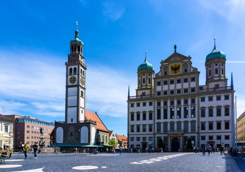  Augsburg - Rathausplatz mit Rathaus und Perlachturm - &copy;oxie99 - stock.adobe.com