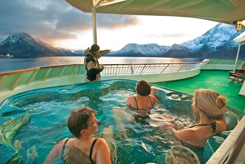 Jacuzzi-Bad mit Aussicht an Bord der MS Nordnorge - ©Reiner Schaufler - Hurtigruten Guest image