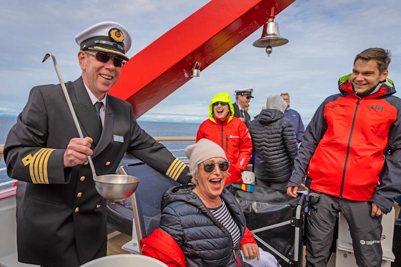 Polarkreistaufe auf dem Hurtigruten-Schiff - ©Oscar Farrera - Hurtigruten