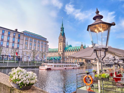 Das historische Zentrum von Hamburg mit Binnenalster und Rathaus &ndash; &copy; acnaleksy - stock.adobe.com