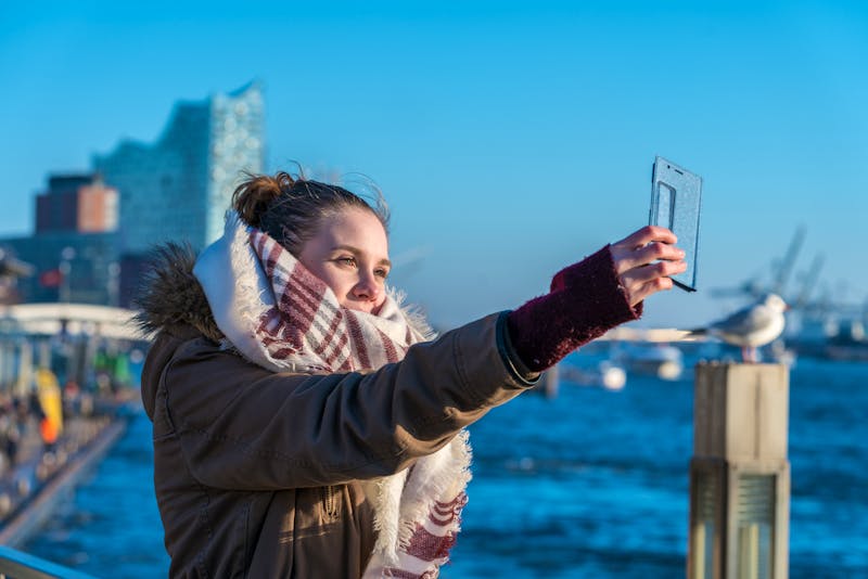 Selfie mit der Elbphilharmonie Hamburg - ©Jens Rother - Adobe Stock