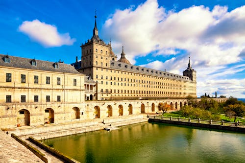 Königliches Kloster San Lorenzo de El Escorial &ndash; &copy; Mik Man - stock.adobe.com