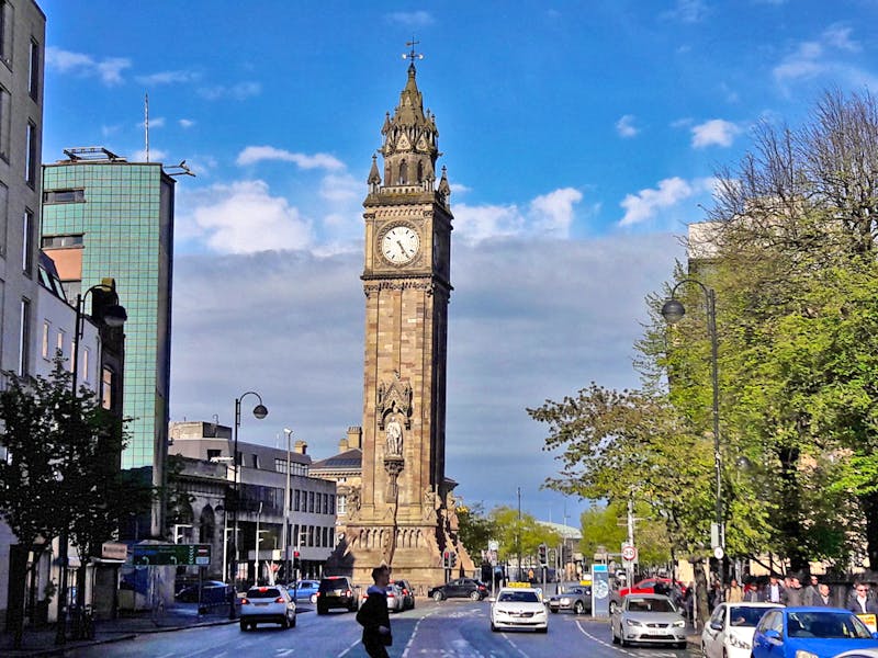 Der schiefe Prince Andrew Uhrturm in Belfast - ©Peter Rudolph - Eberhardt TRAVEL