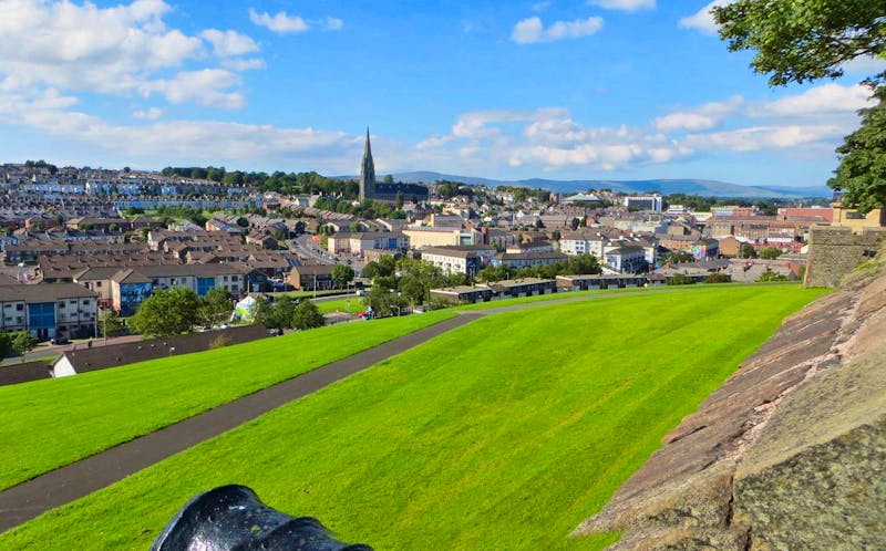 Blick von der Stadtmauer auf Derry - Bogsides - ©Petra Sauer - Eberhardt TRAVEL