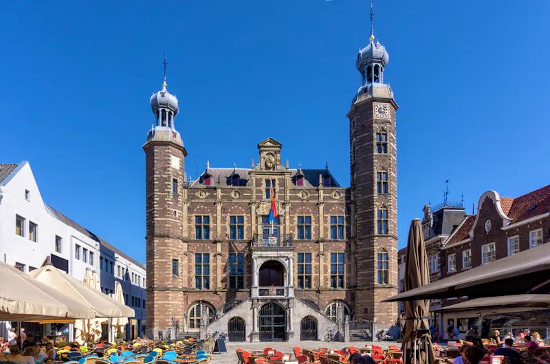 Venlo - Renaissance-Rathaus und Marktplatz - &copy;HeinzWaldukat - stock.adobe.com