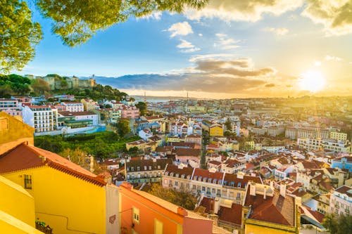 Altstadtviertel Alfama in Lissabon - Portugal &ndash; &copy; Balate Dorin - stock.adobe.com