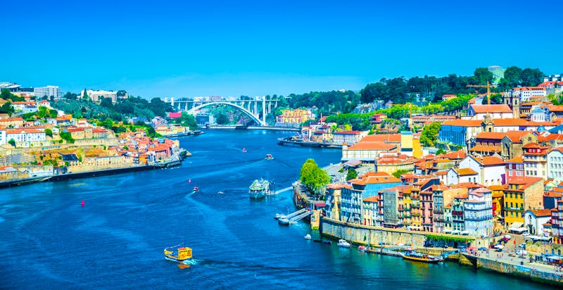 ZToller Blick auf die Brücke Dom Luis I in Porto und den Douro  - ©cristianbalate - stock.adobe.com