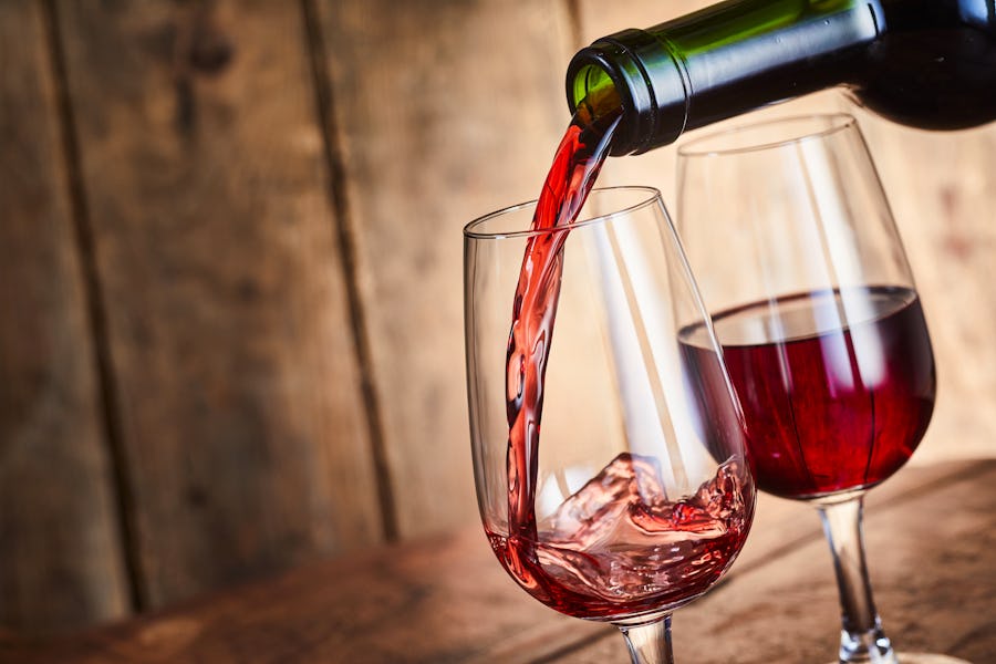 Roter Portwein wird eingeschenkt – © stockcreations,exclusive-design - stock.adobe.com