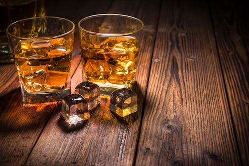 Whiskey auf Holzbalken &ndash; &copy; Alexander Raths - stock.adobe.com
