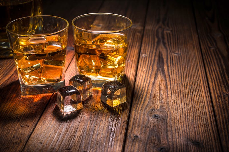 Whiskey auf Holzbalken - ©Alexander Raths - stock.adobe.com