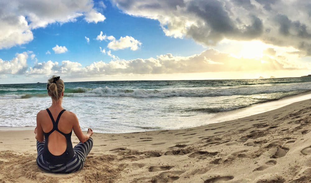 Yoga am Stand der Ostsee &ndash; &copy; ericsan - adobestock.com