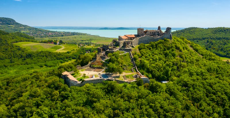 Szigliget - Blick auf die Burgruine und den Balaton  - ©GborIstvn - stock.adobe.com