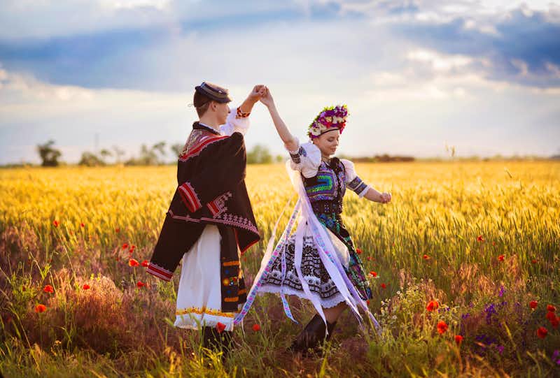 Ungarisches Tanzpaar in folkoristischer Tracht (© Halfpoint - stock.adobe.com)