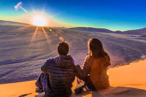 Sossusvlei-Sanddüne im Namib-Naukluft-Nationalpark - ein Paar genießt den Sonnenuntergang &ndash; &copy; Guilherme - stock.adobe.com