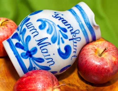 Echter Frankfurter Bembel für hessisches Kultgetränk Apfelwein – © mojolo - stock.adobe.com