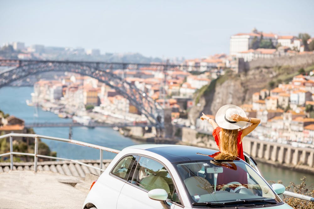 Mit dem Mietwagen in Porto am Douro - Portugal &ndash; &copy; rh2010 - stock.adobe.com