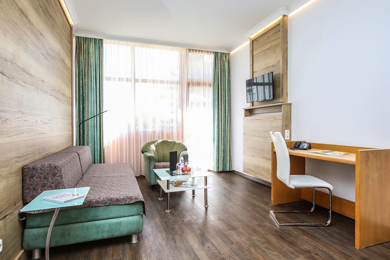 Bad Griesbach - AktiVital Hotel - Zimmerbeispiel Juniorsuite Wohnraum – ©GLEISSFOTO