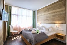 Bad Griesbach - AktiVital Hotel - Zimmerbeispiel Juniorsuite Schlafraum – © GLEISSFOTO