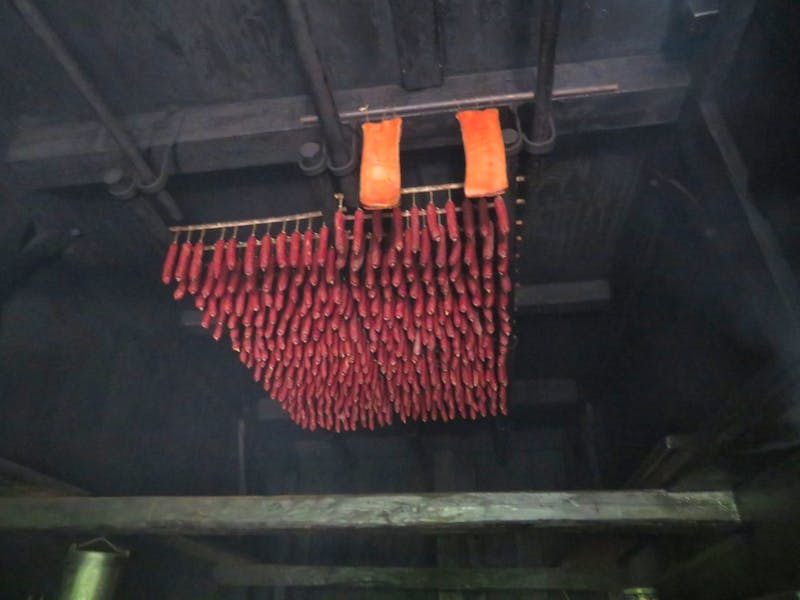 Schweizerisches Freilichtmuseum Ballenberg- Würste werden im Spitzdach geräuchert - ©Annette Weise
