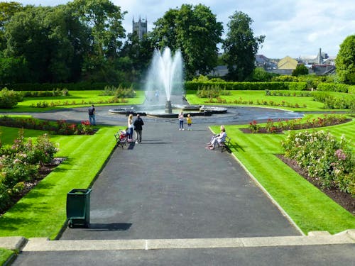 Garten vor Kilkenny Castle &ndash; &copy; Ralf Kuchenbecker - Eberhardt TRAVEL