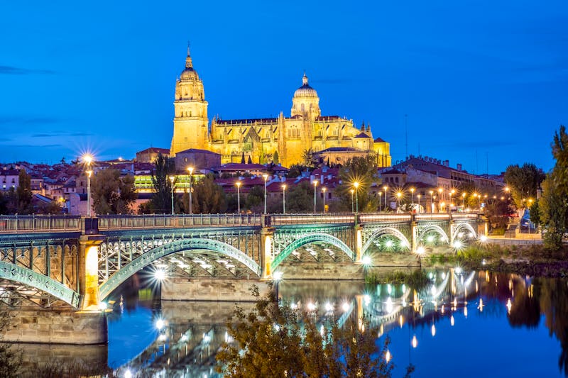 Kathedrale von Salamanca und Fluss Tormes - ©sopotnicki - Adobe Stock
