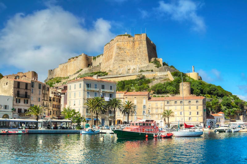 Hafen und Festung von Bonifacio auf Korsika - ©Pecold - stock.adobe.com