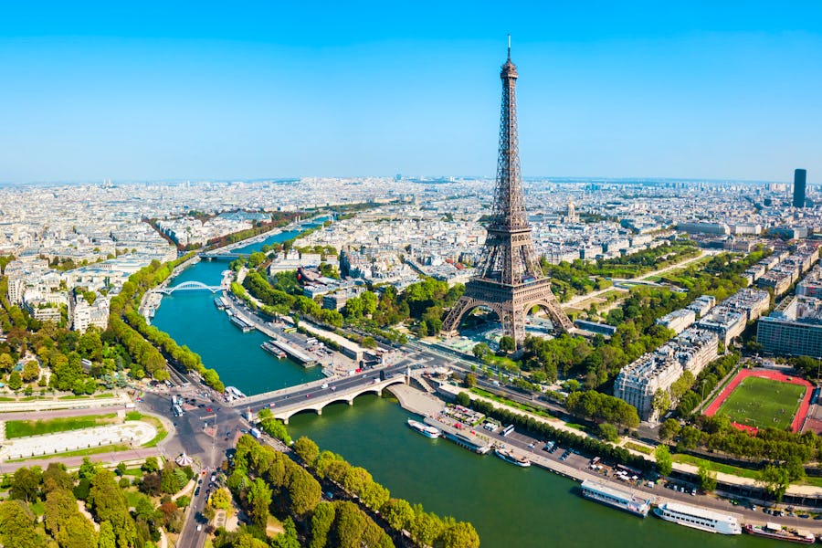 Eiffelturm und Seine in Paris – © saiko3p - stock.adobe.com