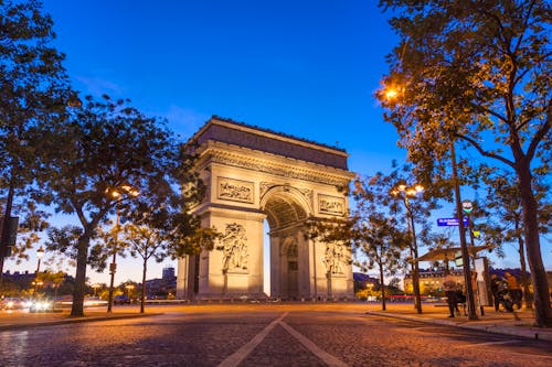 Triumphbogen an der Champs-Elysees in Paris &ndash; &copy; Samuel B. - stock.adobe.com