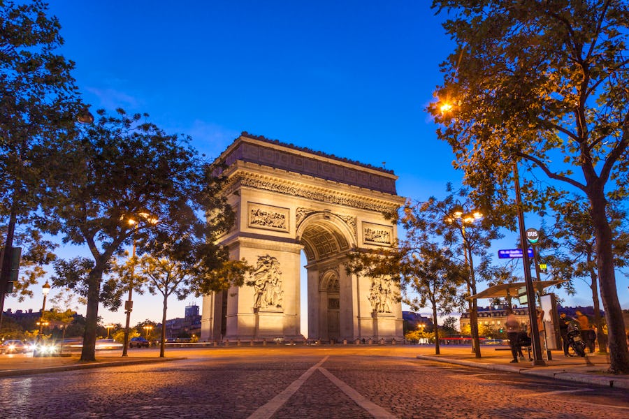 Triumphbogen an der Champs-Elysees in Paris – © Samuel B. - stock.adobe.com