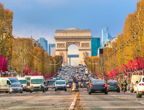 Champs-Elysees in Paris – © f11photo - stock.adobe.com