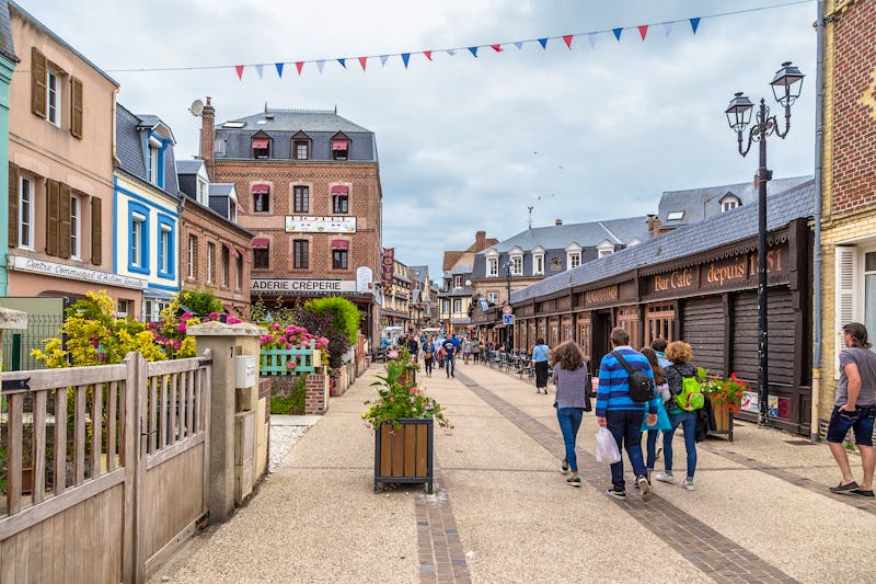 Bummel im Ort Etretat - ©Valery Rokhin - Adobe Stock
