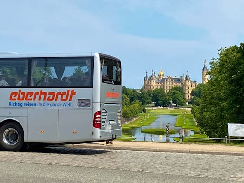 Eberhardt Travel-Reisebus vor dem Schloss in Schwerin &ndash; &copy; Sabine C. Seifert - Eberhardt TRAVEL