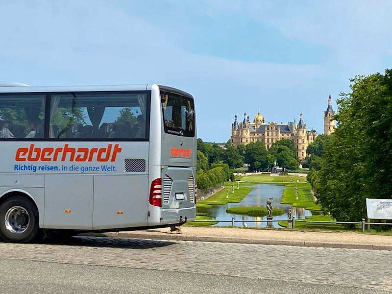 Eberhardt Travel-Reisebus vor dem Schloss in Schwerin - ©Sabine C. Seifert - Eberhardt TRAVEL