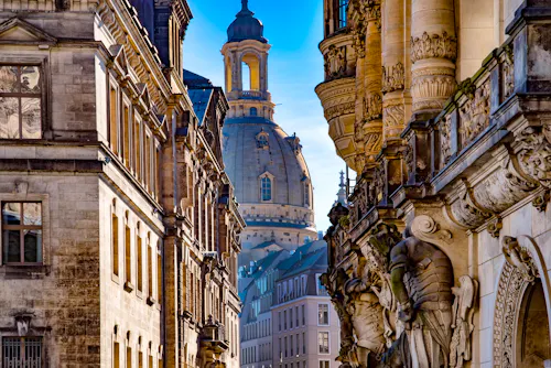 Frauenkirche und Wandskulptur vom Georgentor in Dresden,Sachsen, &ndash; &copy; EKH-Pictures - stock.adobe.com