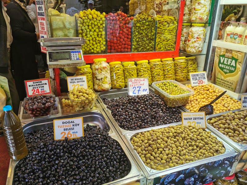 Oliven-Shop im Istanbuler Viertel Üsküdar - ©Simone Willner - Eberhardt TRAVEL