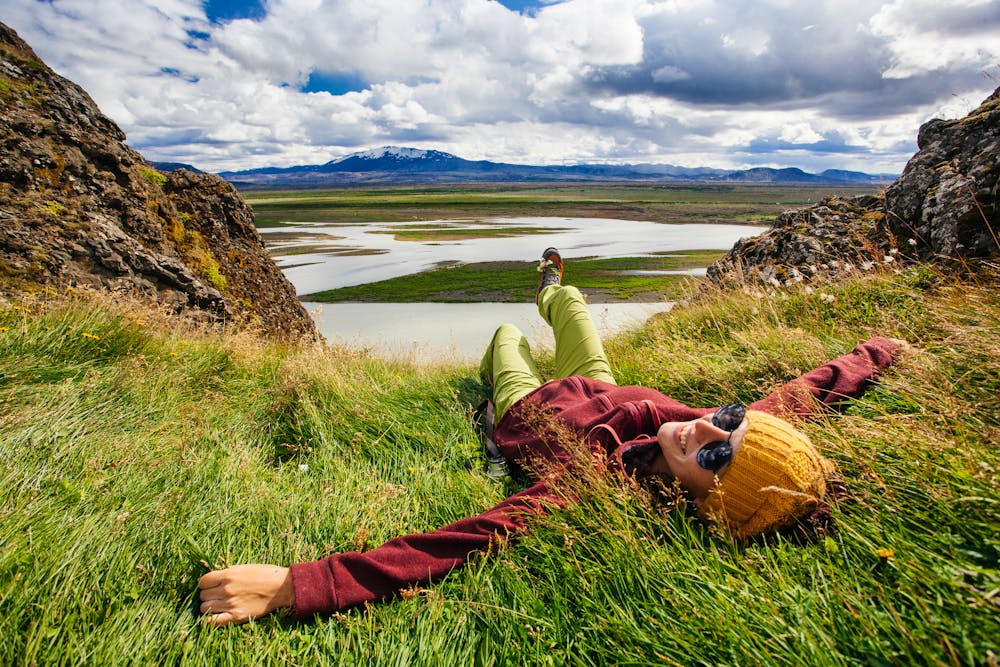 Aktive junge Frau im Hochland von Island &ndash; &copy; Alexandra Lande - stock.adobe.com
