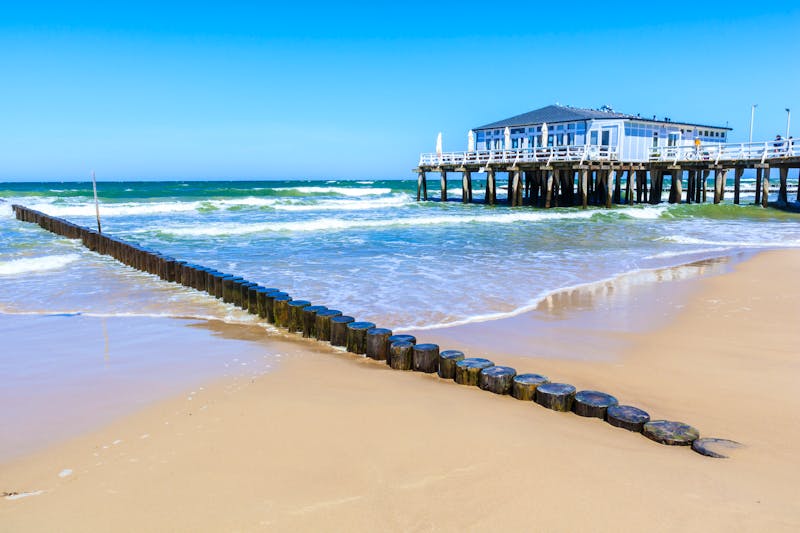 Ustronie Morskie (Henkenhagen) - Seebrücke und Ostseestrand - ©pkazmierczak - stock.adobe.com