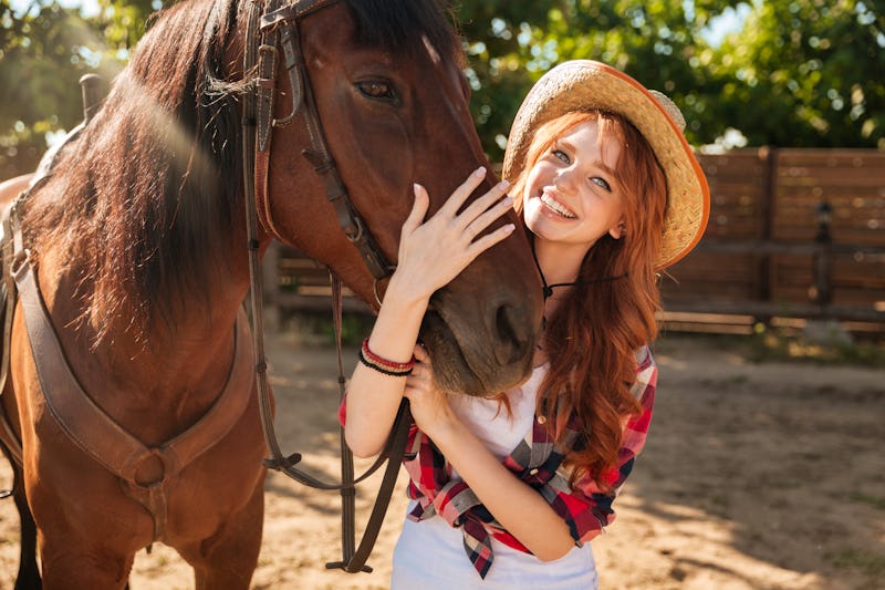 Western Park - ein Cowgirl mit ihrem Pferd – © Drobot Dean - stock.adobe.com