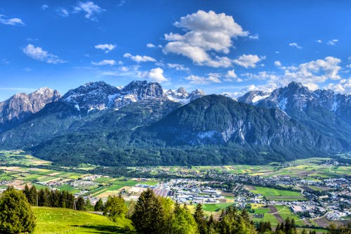 Lienz in Osttirol - Blick auf den Ort und die Lienzer Dolomiten &ndash; &copy; TRFilm - stock.adobe.com