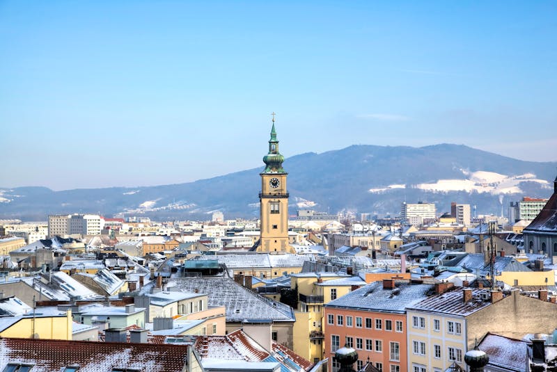 Linz in Oberösterreich - Blick vom Linzer Schloss auf die winterliche Altstadt - ©ivan_varyukhin - stock.adobe.com