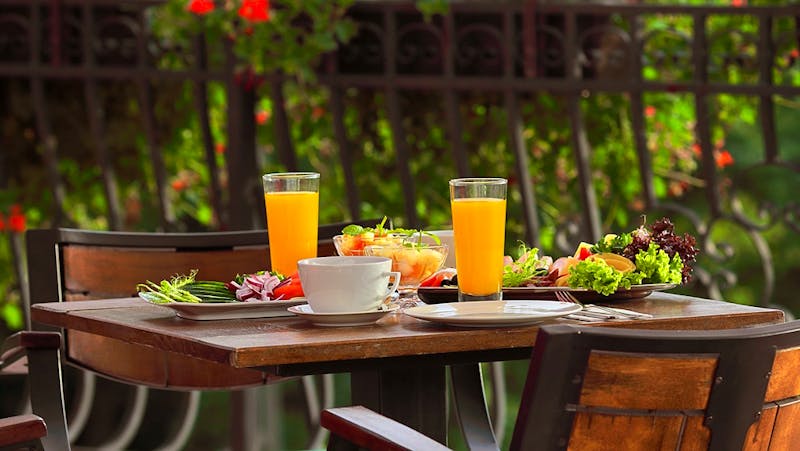 Frühstück auf der Terrasse im Hotel Ewa – ©Hotel Ewa