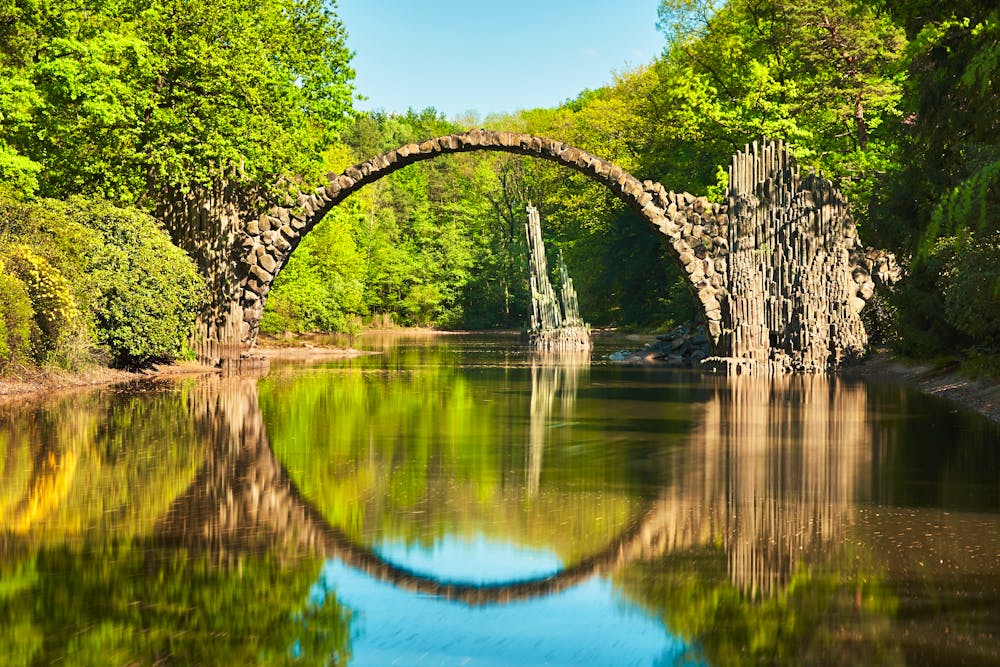 Kromlauer Park bei Gablenz in der Lausitz - die berühmte Bogenbrücke &ndash; &copy; Chalabala - AdobeStock.com