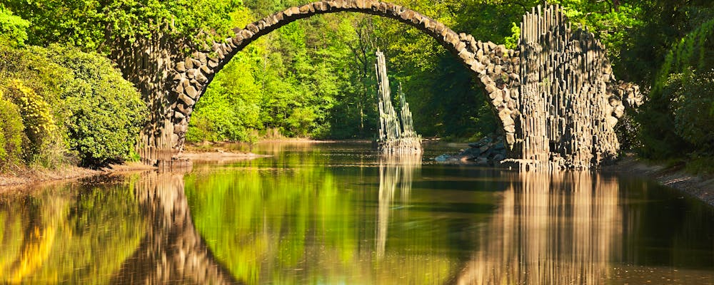Kromlauer Park bei Gablenz in der Lausitz - die berühmte Bogenbrücke – © Chalabala - AdobeStock.com