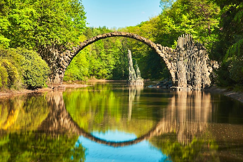 Kromlauer Park bei Gablenz in der Lausitz - die berühmte Bogenbrücke - ©Chalabala - AdobeStock.com