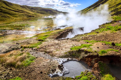 Wanderung zu den heißen Quellen im Reykjadalur Tal &ndash; &copy; Alexey Stiop - Adobe Stock