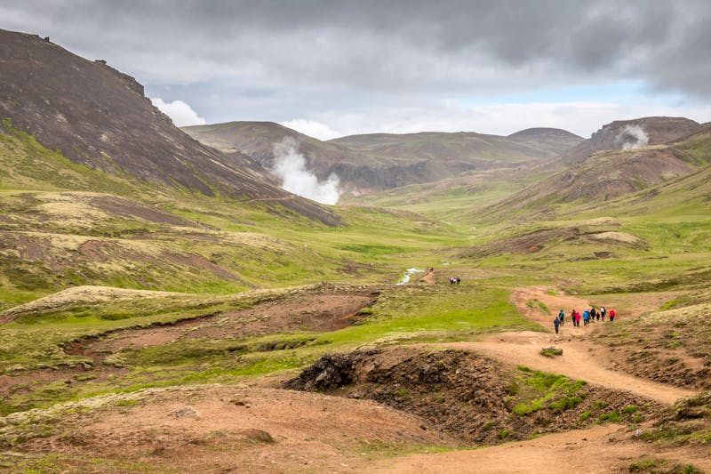 Wanderung zu den heißen Quellen im Reykjadalur Tal - ©pcalapre - stock.adobe.com