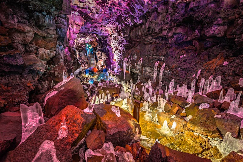 Kristalle in der Lava-Höhle Raufarholshellir  - ©RPBMedia - Adobe Stock